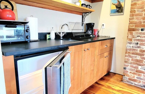 Federal Hill Apartment | Bright and Private Apartment on Broadway for Family Getaways