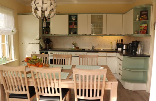 Polchow House | Cozy Bay Retreat: Steps from the Beach & Pet Friendly