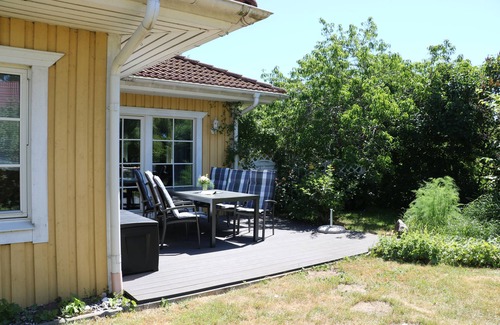 Polchow House | Cozy Bay Retreat: Steps from the Beach & Pet Friendly