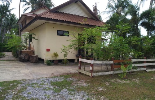 Thong Krut House | Beach House Retreat with Ocean Views and Pet-Friendly Stays