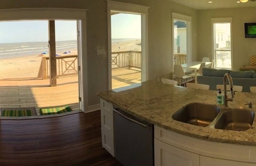 San Luis House | Beachfront Bliss: Oceanview Retreat with Two Master Suites