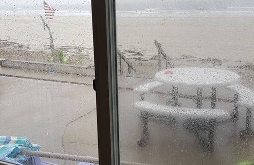 Wells Beach Condo | Beachfront Bliss: Family-Ready with Ocean Views
