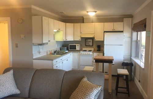 Hot Springs Condo | Waterfront Retreat with Pool & Kitchen Near Oaklawn