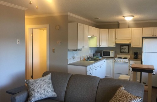 Hot Springs Condo | Waterfront Retreat with Pool & Kitchen Near Oaklawn