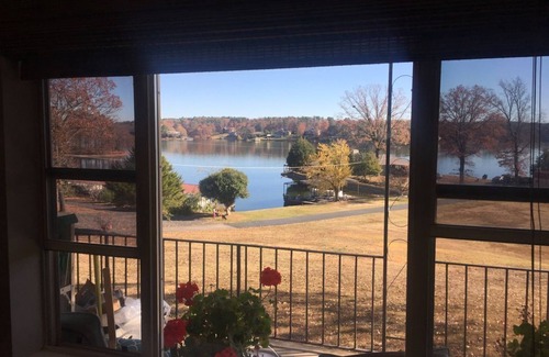 Hot Springs Condo | Waterfront Retreat with Pool & Kitchen Near Oaklawn