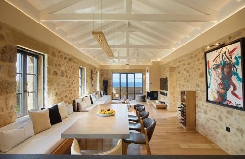Riglia Villa | Riglia Residence: Oceanfront Getaway with Pool & Hot Tub