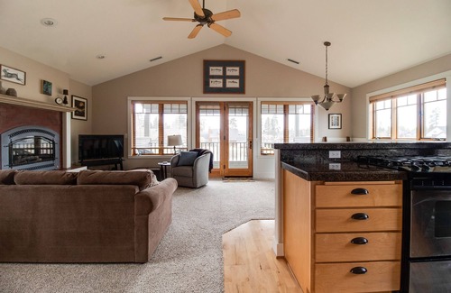 Sisters Condo | Experience Riley's Mt View Condo with Pool & Spa Access