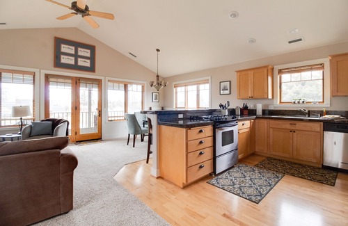 Sisters Condo | Experience Riley's Mt View Condo with Pool & Spa Access