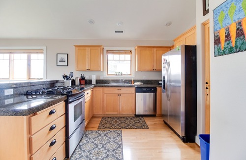 Sisters Condo | Experience Riley's Mt View Condo with Pool & Spa Access