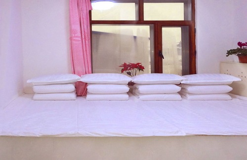 Longtan District House | Explore Rime Island Manzhaosongju Inn with Family-Friendly Amenities