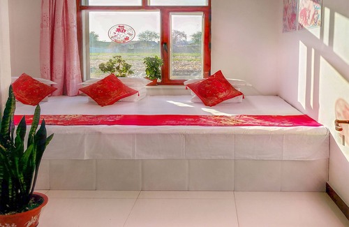 Longtan District House | Explore Rime Island Manzhaosongju Inn with Family-Friendly Amenities