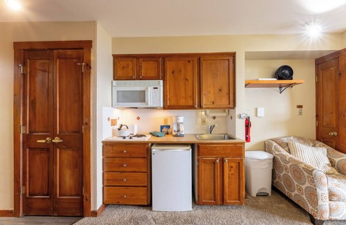 Snowshoe Hotel | Rimfire Lodge: Relaxing Retreat with Spa & Kitchen Access