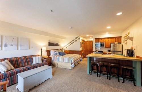 Snowshoe Hotel | Rimfire Lodge: Relaxing Retreat with Spa & Kitchen Access