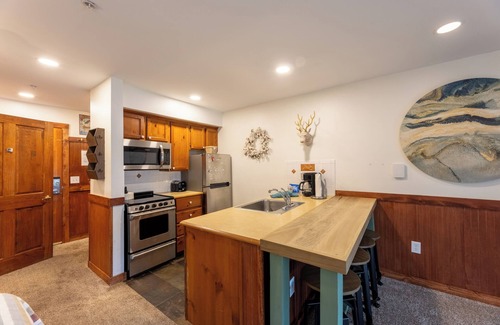 Snowshoe Hotel | Rimfire Lodge: Relaxing Retreat with Spa & Kitchen Access
