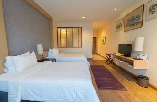 Mueang Samut Prakan District Hotel | Rimkhobfa Urban Resort: Guest Rated 9.4 with Top Amenities