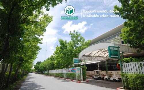 Mueang Samut Prakan District Resort | Rimkhobfa Urban Resort: Family-Friendly with Ocean Views