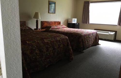 Thompson Falls Hotel | Rimrock Lodge LLC: Pet-Friendly Retreat with Pool & Dining