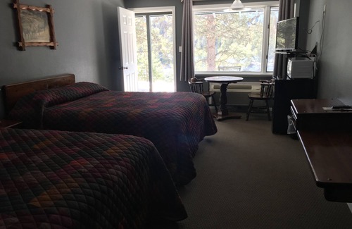 Thompson Falls Hotel | Discover Rimrock Lodge: Guest Rated 9/10 with Family Amenities