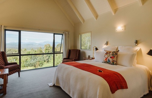 Hokitika Cabin | Discover Rimu Lodge: 5-Star Stay with Family-Friendly Amenities