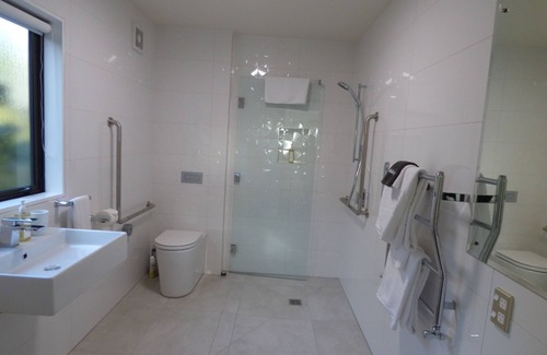 Hokitika Cabin | Discover Rimu Lodge: 5-Star Stay with Family-Friendly Amenities