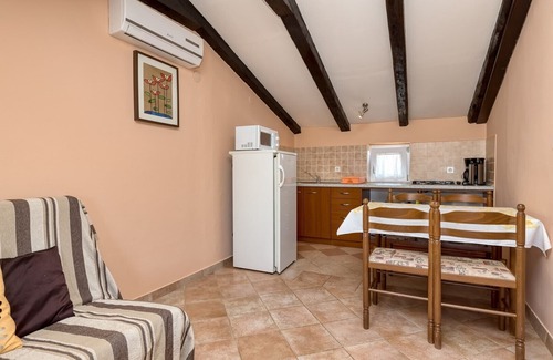 Brnobici Apartment | Cozy Rinaldis Apartment with Pool and Balcony Retreat