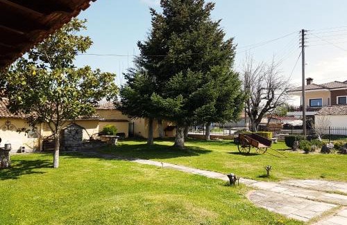 Kastoria Cabin | Cozy Yiayia's Rina's Cottage with Kitchen & Guest Rated 9/10