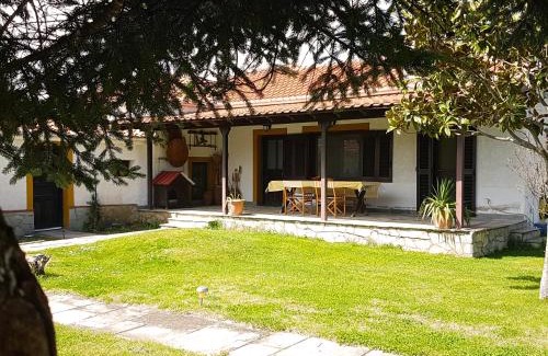 Kastoria Cabin | Cozy Yiayia's Rina's Cottage with Kitchen & Guest Rated 9/10