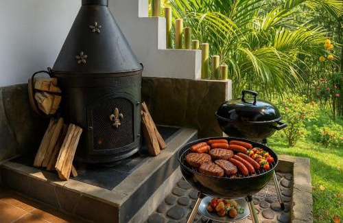 La Vega House | Rincón del Colibrí: Pet-Friendly Oasis with Pool & Kitchen