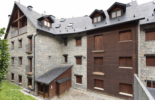 El Pueyo de Jaca Apartment | Discover Rincón del Pueyo: Family-Friendly Lake Retreat