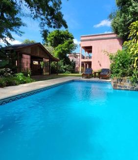 Puerto Iguazu Hotel | Unwind at Rincón Escondido B&B with Pool & Breakfast