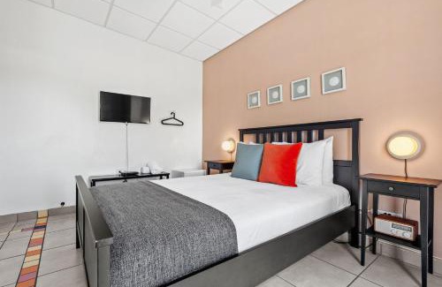 Rincon Hotel | Discover Rincon Plaza Hotel: Oceanfront Getaway Awaits