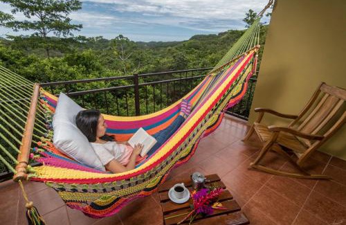 Mogote de Bagaces Hotel | Rinconcito Lodge: Family-Friendly Retreat with Pool & Dining