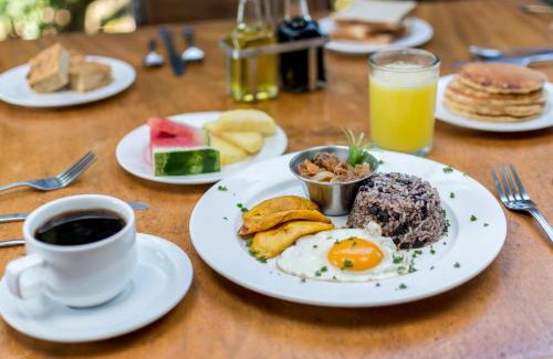 Mogote de Bagaces Hotel | Rinconcito Lodge: Family-Friendly Retreat with Pool & Dining
