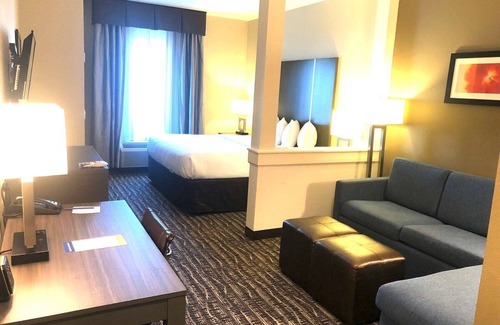 Barker Hotel | Top-Rated Hotel with Pool, Spa & Breakfast Included