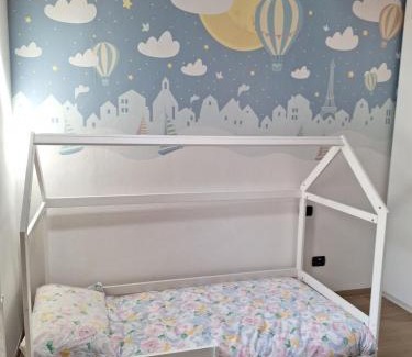 Figino Serenza Apartment | Ringhiere rosse