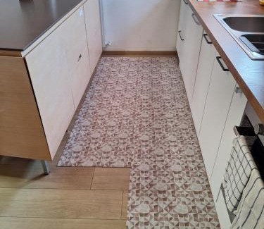 Figino Serenza Apartment | Ringhiere rosse