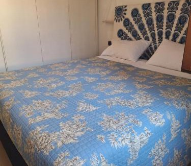 Figino Serenza Apartment | Ringhiere rosse