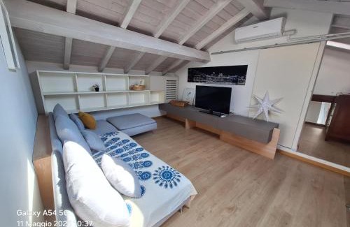 Figino Serenza Apartment | Ringhiere rosse