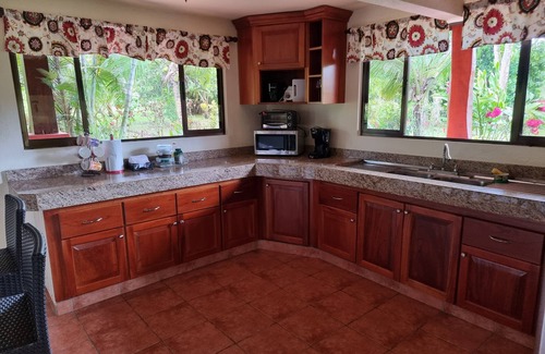 San Rafael de Guatuso House | Río Celeste Rustic House: Nature Retreat with Spa & Kitchen