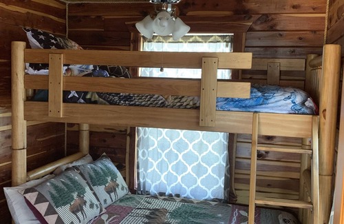 Mammoth Spring Cabin | Rio Escape - Rustic Log Cabin Retreat on Spring River