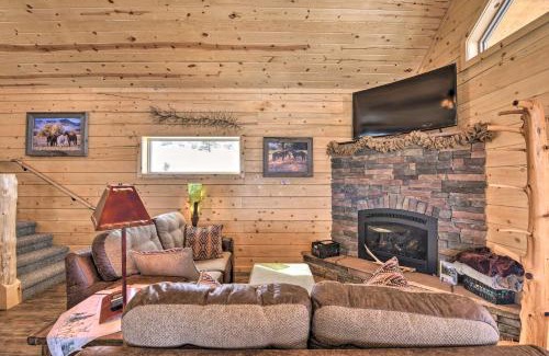 Del Norte House | Relaxing Cabin with Hot Tub and Scenic Views in Rio Grande