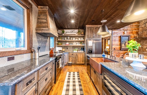 Broken Bow Cabin | Rio Vista: Breathtaking River Views & Prime Location Awaits