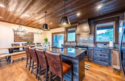 Broken Bow Cabin | Rio Vista: Breathtaking River Views & Prime Location Awaits