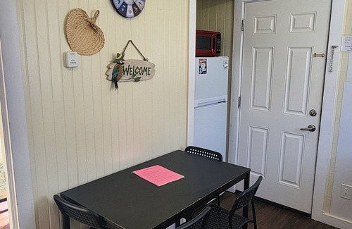 Old Town Cottage | Pet-Friendly Rip Tide Cottage: Steps to the Beach!