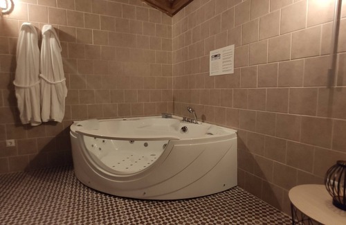 Santa Cruz de la Sierra Cottage | Risco Chico Rural Suite: Relax with Spa and Hot Tub
