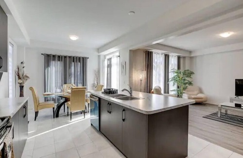 Springwater House | Cozy Horseshoe Valley Ski Resort with Pool & Breakfast