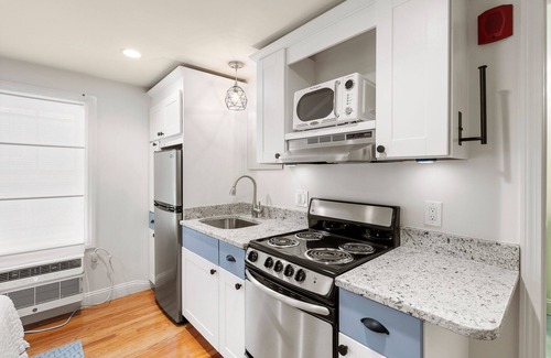 Newburyport Apartment | Oceanfront Rise Suite at The Hygge House with Breakfast