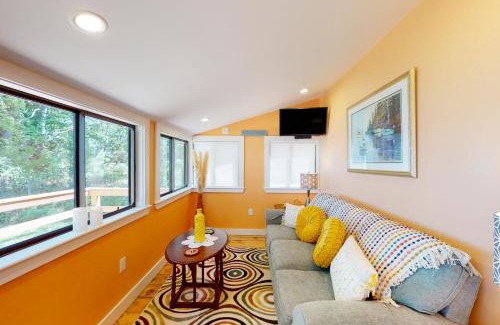 Cushing House | Rising Tide Cottage: Beachfront Retreat with Ocean Views