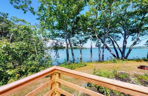 Cushing House | Rising Tide Cottage: Beachfront Retreat with Ocean Views