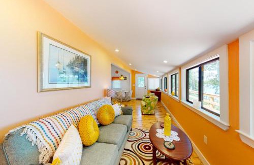 Cushing House | Rising Tide Cottage: Beachfront Retreat with Ocean Views
